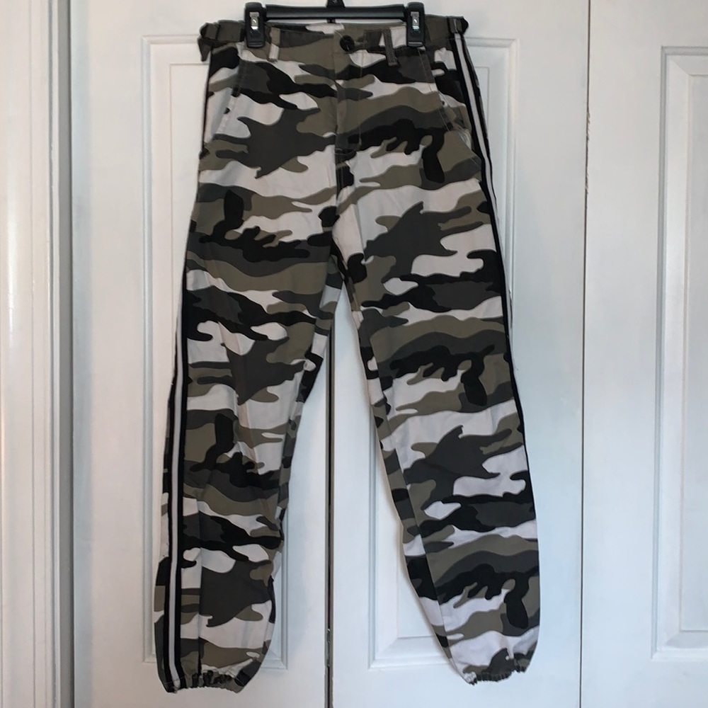 Baggy camo pants